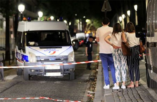 Un hombre ataca a transeúntes en una calle de París Un hombre ataca a transeúntes en una calle de París